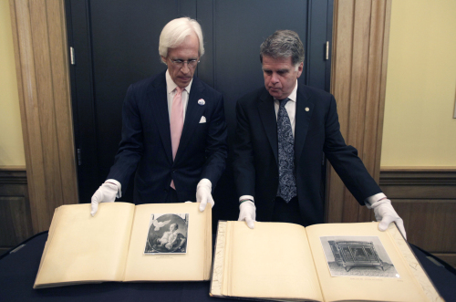 <YONHAP PHOTO-0091> David S. Ferriero, archivist of the United States, right, and Robert M. Edsel, founder and president of Monuments Men Foundation for the Preservation of Art show two newly discovered albums containing photographs of art works and furniture stolen by the Nazis during World War II after they were unveiled at a news conference in the Meadows Museum at SMU in Dallas, Tuesday, Feb. 27, 2012. The Dallas-based Monuments Men Foundation for the Preservation of Art had been contacted by relatives of two World War II soldiers who took the albums from Hitler's home. They'll be donated to the U.S. National Archives. (AP Photo/LM Otero)/2012-03-28 06:11:23/ <저작권자 ⓒ 1980-2012 ㈜연합뉴스. 무단 전재 재배포 금지.>
David S. Ferriero (right), archivist of the United States and Robert M. Edsel, founder and president of Monuments Men Foundation for the Preservation of Art show two newly discovered albums containing photographs of art works and furniture stolen by the Nazis during World War II after they were unveiled at a news conference in the Meadows Museum at SMU in Dallas, Tuesday.  AP-Yonhap News