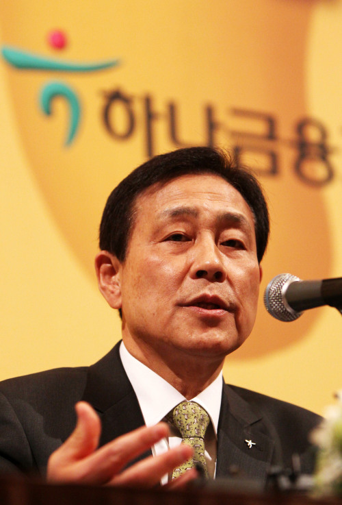 <YONHAP PHOTO-0596> 신임 김정태 하나금융 회장 (서울=연합뉴스) 김연정 기자 = 28일 오후 서울 중구 롯데호텔에서 열린 '하나은행금융그룹 김정태 회장 기자간담회'에서 김정태 회장이 취재진의 질문에 답하고 있다. 2012.3.28 maum@yna.co.kr/2012-03-28 14:30:08/ <저작권자 ⓒ 1980-2012 ㈜연합뉴스. 무단 전재 재배포 금지.>
Kim Jung-tai