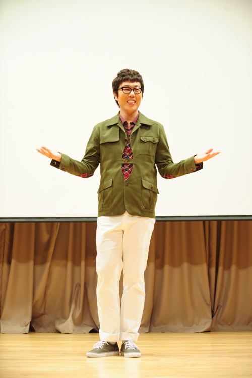 김영철(개그맨,MC)\r\n 김영철은 3월 28일 오후 서울 양천구 목동 SBS홀에서 열린 ‘고 쇼(GO Show)’ 제작간담회에서 “중상위권 개그맨에서 상위권으로 올라간 토크의 대세남”이라고 자신을 소개했다.