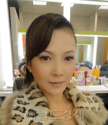 주혜민 (Vivian Chow/ 영화배우/중국)\r\n ‘절대 동안’ 주인공은 홍콩의 유명가수 저우후이민(周慧敏, 45)으로, 중국에서 동안을 간직한 최고의 여성 연예인으로 꼽혔다.