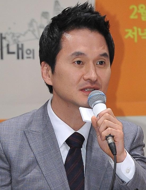 장현성(탤런트,영화배우)\r\n장현성은 3월 28일 오후 경기도 연천군 전곡읍에서 열린 JTBC 수목 드라마 ‘아내의 자격’(극본 정성주, 연출 안판석)의 현장 공개 및 기자 간담회에 참석했다.