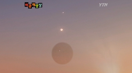 달 금성 목성 우주쇼/지난 26, 27일 이틀 연속 서쪽 밤하늘에 달과 가장 밝은 두 행성인 금성과 목성이 한데 어우러지는 우주쇼가 펼쳐져 눈길을 끌었다.