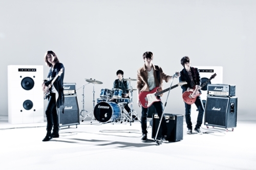 씨엔블루/가수\r\n씨엔블루는 최근 네이트와 싸이월드 뮤직을 통해 새 앨범 타이틀곡 ‘헤이 유(Hey You)’의 뮤직 비디오 촬영현장 및 앨범 재킷 촬영현장 영상을 공개했다.