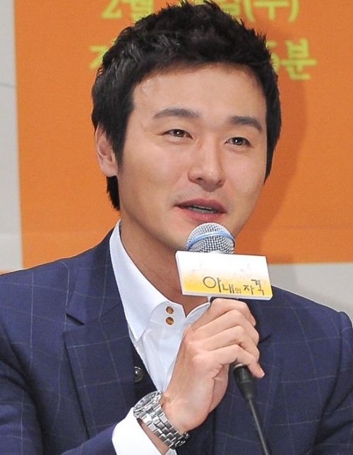 이성재(영화배우)\r\n이성재는 3월 28일 오후 경기도 연천군 전곡읍에서 열린 JTBC 수목 드라마 ‘아내의 자격’(극본 정성주, 연출 안판석)의 현장 공개 및 기자 간담회에 참석했다.