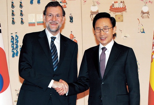 마리아노 라호이 (Mariano Rajoy / 정치인/ 총리(스페인))/이명박(대통령)
President Lee Myung-bak shakes hands with Spanish Prime Minister Mariano Rajoy Brey before their summit talks at Cheong Wa Dae on Wednesday. (Yonhap News)