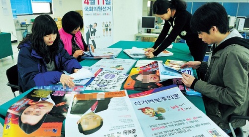 Workers of the election management committee in the Gwanak district of Seoul sort campaign posters of candidates on Wednesday, the last day of poster submission. (Park Hyun-koo/The Korea Herald)
