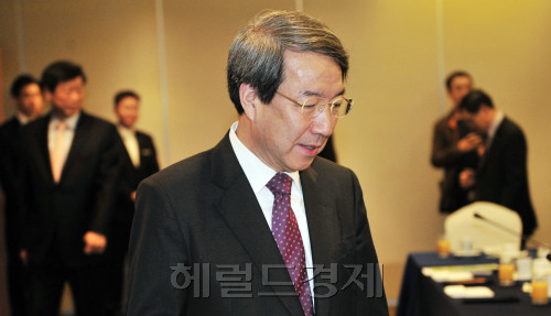 29일 오전 서울 서초구 팔래스호텔에서  제14차 동반성장위원회가 열려 정운찬위원장이 입장하고 있다.<br />김명섭 기자 msiron@