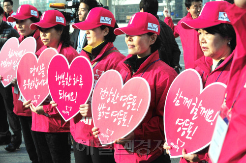 19대 총선의 공식 선거운동이  29일 시작, 전국 246곳의 선거구에서 920명의 후보가 13일간의 열전을 펼치는 가운데  서울 영등포구 대림동 대림역에서 유세차량으로 출근길 시민에게 인사를 하고 있다. 박현구 기자phko@heraldm.com 2012.03.29\r\n19대 총선의 공식 선거운동이  29일 시작, 전국 246곳의 선거구에서 920명의 후보가 13일간의 열전을 펼치는 가운데  서울 영등포구 대림동 대림역에서 유세차량으로 출근길 시민에게 인사를 하고 있다. 박현구 기자phko@heraldm.com 2012.03.29\r\n29일부터 전국 246개 선거구에서 920명의 후보가 13일간의 열전에 돌입했다. 서울 영등포구 대림역에서 새누리당 자원봉사자들이 빨간색 점퍼를 입고 지지를 호소하고 있다.  박현구 기자/phku@heraldm.com
