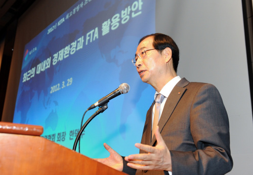 한덕수(경제기관단체인, 전 외무공무원)\r\n 한덕수 한국무역협회장은 29일 서울 삼성동 그랜드 인터콘티넨탈 호텔에서 열린 ‘KITA(한국무역협회) 최고경영자 조찬회’에서 “지난 2008년 금융위기 이후 11년간 수출이 우리나라 경제성장에 기여한 기여도는 약 68%”라며 “우리나라의 연간 경제성장률이 5%라면 이 가운데 4%는 수출 때문에 올라간 것”이라고 지적했다.