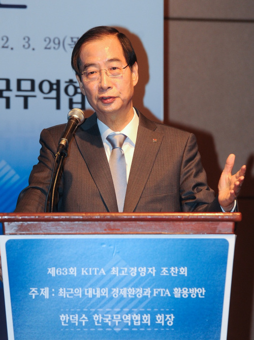 한덕수(경제기관단체인, 전 외무공무원)\r\n 한덕수 한국무역협회장은 29일 서울 삼성동 그랜드 인터콘티넨탈 호텔에서 열린 ‘KITA(한국무역협회) 최고경영자 조찬회’에서 “지난 2008년 금융위기 이후 11년간 수출이 우리나라 경제성장에 기여한 기여도는 약 68%”라며 “우리나라의 연간 경제성장률이 5%라면 이 가운데 4%는 수출 때문에 올라간 것”이라고 지적했다.