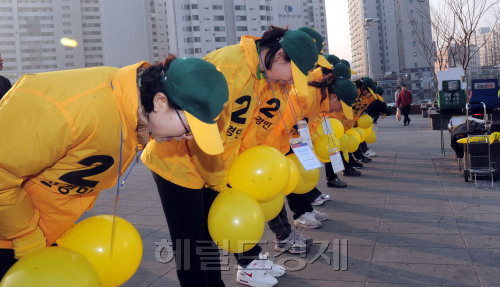 민주통합당 선거 운동_신길역./ 안훈기자 rosedale@ 2012.03.29\r\n민주통합당 선거 운동_신길역./ 안훈기자 rosedale@ 2012.03.29\r\n29일 영등포을에 출마한 신경민 민주통합당 후보 측 자원봉사자가 신길역 앞에 길게 늘어서 출근길 시민에게 인사하고 있다. 3선 현역의원인 권영세 새누리당 후보와 신 후보가 접전을 벌이는 양상이다.  안훈 기자/rosedale@heraldm.com\r\n29일 영등포을에 출마한 신경민 민주통합당 후보 측 자원봉사자가 신길역 앞에 길게 늘어서 출근길 시민에게 인사하고 있다. 3선 현역의원인 권영세 새누리당 후보와 신 후보가 접전을 벌이는 양상이다.  안훈 기자/rosedale@heraldm.com