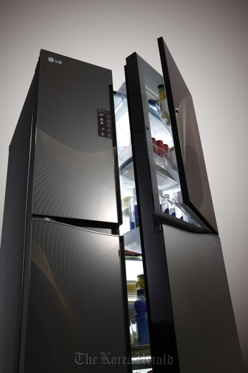 A model showcases LG Electronics’ new 870-liter high-performing side-by-side refrigerators in downtown Seoul last month. LG Electronics