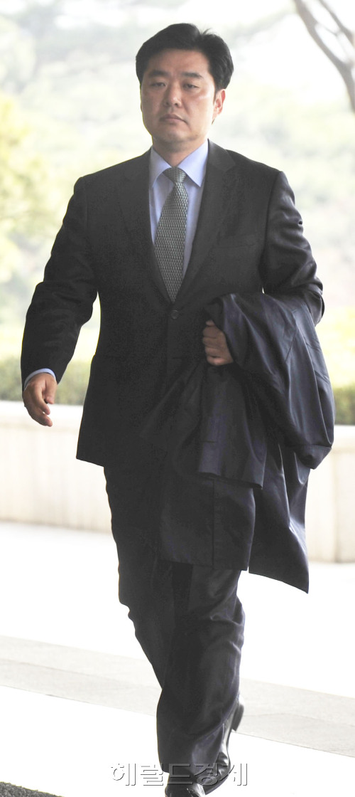 민간인 불법사찰 사건의 핵심인물인 최종석 전 청와대 행정관이 29일 오전 서울 중앙지검으로 출석하고 있다.<br />김명섭 기자 msiron@\r\n민간인 불법사찰 사건의 핵심인물인 최종석 전 청와대 행정관이 29일 오전 서울 중앙지검으로 출석하고 있다.\n김명섭 기자 msiron@\r\n민간인 불법사찰 사건의 핵심인물인 최종석 전 청와대 행정관이 29일 오전 서울 중앙지검으로 출석하고 있다.\n김명섭 기자 msiron@