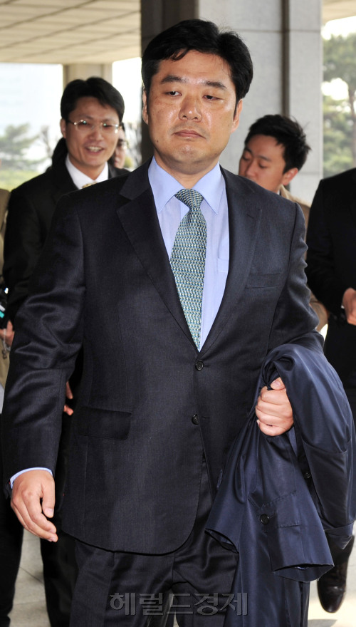 민간인 불법사찰 사건의 핵심인물인 최종석 전 청와대 행정관이 29일 오전 서울 중앙지검으로 출석하고 있다.<br />김명섭 기자 msiron@\r\n민간인 불법사찰 사건의 핵심인물인 최종석 전 청와대 행정관이 29일 오전 서울 중앙지검으로 출석하고 있다.\n김명섭 기자 msiron@\r\n민간인 불법사찰 사건의 핵심인물인 최종석 전 청와대 행정관이 29일 오전 서울 중앙지검으로 출석하고 있다.\n김명섭 기자 msiron@\r\n최종석 전 행정관이 29일 오전 서울 중앙지검에 들어서고 있다.  김명섭 기자/msiron@