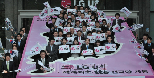 29일 LG U플러스가 새계 최초로 LTE전국망 구축을 기념하는 태극기 휘날리기 퍼포먼스를 CEO이상철 부회장과 임직원들이 펼치고 있다.<br />정희조 기자/checho1@heraldm.com 120328\r\n29일 LG U플러스가 새계 최초로 LTE전국망 구축을 기념하는 태극기 휘날리기 퍼포먼스를 CEO이상철 부회장과 임직원들이 펼치고 있다.\n정희조 기자/checho1@heraldm.com 120328\r\nLG유플러스가 세계 최초로 4세대 LTE 전국망 구축을 기념하는 행사를 29일 가졌다. 이상철 부회장과 임직원들이 태극기 휘날리기 퍼포먼스를 펼치고 있다.  정희조 기자/checho1@heraldm.com