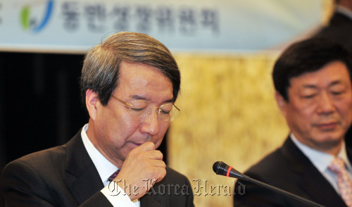 29일 오전 서울 서초구 팔래스호텔에서  제14차 동반성장위원회가 열려 정운찬위원장이 모두발언을 하고 있다.<br />김명섭 기자 msiron@
Chung Un-chan
