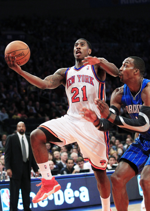 <YONHAP PHOTO-0245> New York Knicks' Iman Shumpert (21) drives past Orlando Magic's Dwight Howard (12) during the first half of an NBA basketball game, Wednesday, March 28, 2012, in New York. (AP Photo/Frank Franklin II)/2012-03-29 09:41:32/ <저작권자 ⓒ 1980-2012 ㈜연합뉴스. 무단 전재 재배포 금지.>
New York Knicks’ Iman Shumpert (left) drives past Orlando Magic’s Dwight Howard during the first half of an NBA basketball game in New York on Wednesday.  AP-Yonhap News