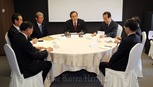 Fair Trade Commission chairman Kim Dong-soo (center) talks during a meeting with representatives of the nation’s top conglomerates at the Seoul Palace Hotel in Seocho-dong, southern Seoul, on Thursday.  Yonhap News