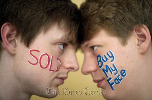 <YONHAP PHOTO-1297> TO GO WITH AFP STORY BY KATY LEE..Buymyface.com founders Ross Harper (R) and Ed Moyse pose for photographs in London on March 23, 2012. With record youth unemployment of 22 percent in Britain, and even graduates from prestigious universities such as Cambridge struggling to find work as the economy stalls, theirs is an unusual success story. Harper and Moyse founded Buy My Face in October 2011 and have so far made 30,000 British pounds hiring themselves out as human billboards, with international interest coming from as far afield as the US, Hong Kong and Australia. AFP PHOTO / BEN STANSALL../2012-03-27 18:51:16/ <저작권자 ⓒ 1980-2012 ㈜연합뉴스. 무단 전재 재배포 금지.>
Buymyface.com founders Ross Harper (right) and Ed Moyse pose for photographs in London on March 23.  AFP-Yonhap News