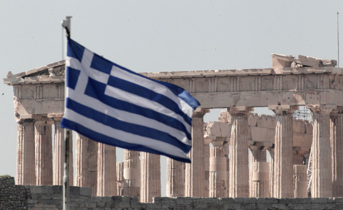 <YONHAP PHOTO-1144> The temple of Parthenon is seen on top of the Acropolis hill in Athens as the Greek flag waves on Sunday March 25, 2012. Greek authorities have launched a massive security operation across central Athens for a military parade in the capital to mark the country's independence day, for fear that anti-austerity protests could disrupt the march. Thousands of police have been mobilized, while traffic on all major routes leading to the parade area has been blocked off. For the first time, the public will be banned from a large part of the route, including the area in front of Parliament from where politicians and other officials will watch the march. (AP Photo/Dimitri Messinis)/2012-03-25 19:32:08/ <저작권자 ⓒ 1980-2012 ㈜연합뉴스. 무단 전재 재배포 금지.>
The temple of Parthenon is seen on top of the Acropolis hill in Athens as the Greek flag waves on Sunday.  AP-Yonhap News
