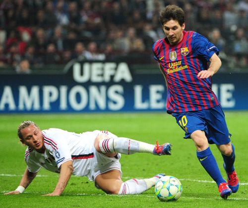 <YONHAP PHOTO-0429> Barcelona's Argentinian forward Lionel Messi (R) fights for the ball with AC Milan's French defender Philippe Mexes during the Champions League quarter-finals first leg football match AC Milan vs FC Barcelona on March 28, 2012 at San Siro stadium in Milan. AFP PHOTO / OLIVIER MORIN../2012-03-29 13:38:03/ <저작권자 ⓒ 1980-2012 ㈜연합뉴스. 무단 전재 재배포 금지.>
Barcelona’s forward Lionel Messi (right) fights for the ball with AC Milan’s defender Philippe Mexes during the Champions League quarterfinals first leg football match AC Milan vs FC Barcelona at San Siro stadium in Milan on Wednesday.  AFP-Yonhap News
