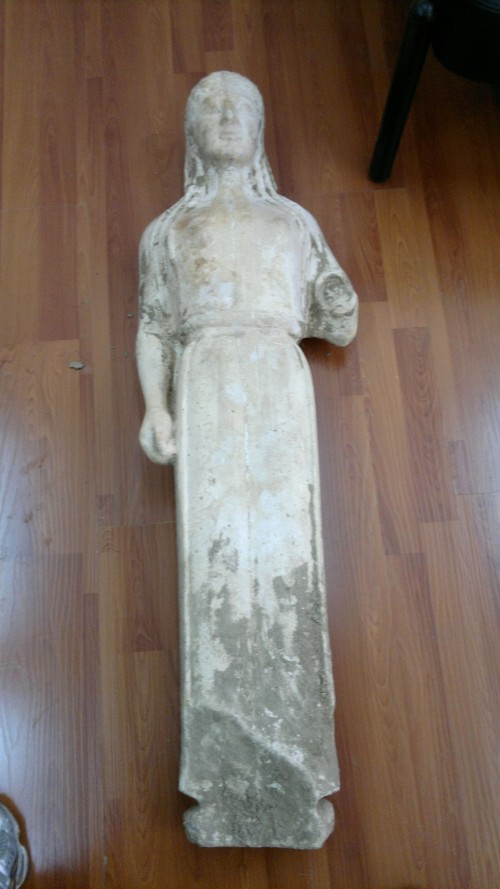 <YONHAP PHOTO-1133> A 2,500-year-old statue of a young woman that was illegally excavated and hidden in a goat-pen near Athens is seen in this undated police handout photo released on Wednesday, March 28, 2012. Officers arrested the goatherder and another man who were allegedly trying to sell the work for half a million euros ($667,000). A police statement said the marble statue dates to about 520 B.C. and belongs to the kore type. It is largely intact, lacking the left forearm and plinth. (AP Photo/Greek Police handout)/2012-03-28 22:01:46/ <저작권자 ⓒ 1980-2012 ㈜연합뉴스. 무단 전재 재배포 금지.>
A 2,500-year-old statue of a young woman that was illegally excavated and hidden in a goat pen near Athens is seen in this undated police handout photo released on Wednesday.  AP-Yonhap News