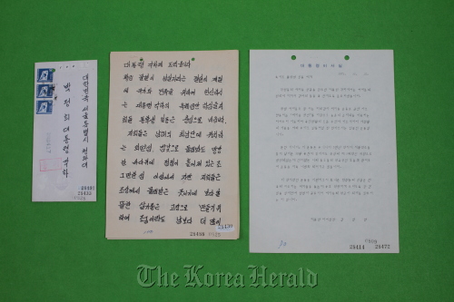 A letter (middle) written by a rural town citizen to the late President Park Chung-hee, and the reply (right) from Park’s secretary which explains the importance of the “New Community Movement.” Korea Saemaul Undong Center