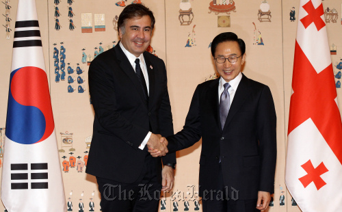 <YONHAP PHOTO-0269> 한-조지아 정상회담 (서울=연합뉴스) 김병만 기자 = 이명박 대통령이 29일 청와대에서 열린 한-조지아 정상회담에 앞서 미하일 사카시빌리 조지아 대통령과 악수하고 있다. 2012.3.29 kimb01@yna.co.kr (끝)/2012-03-29 10:18:02/ <저작권자 ⓒ 1980-2012 ㈜연합뉴스. 무단 전재 재배포 금지.>
President Lee Myung-bak shakes hands with Georgian President Mikheil Saakashvili prior to their summit talks at Cheong Wa Dae on Thursday.   Yonhap News