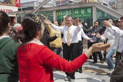 문재인(변호사)\r\n 4.11총선에서 최대 관심지역으로 떠오른 부산사상의 유력 후보자 문재인 민주통합당 상임고문이 자신의 플래시몹을 공개하며 본격적인 선거운동에 나섰다. \r\n　