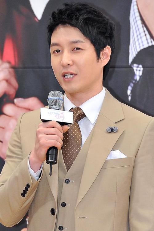 심형탁(영화배우,탤런트)\r\n 심형탁은 3월 29일 오후 서울 양천구 목동 SBS 사옥에서 열린 새 아침연속극 ‘내 인생의 단비’ 제작발표회에 참석해 “후배들을 잘 이끌면서 극의 중심을 잘 잡겠다”라고 출연 소감을 밝혔다.