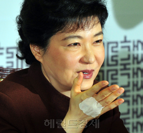 박근혜 새누리당 비상대책위원장이 23일 국회에서 회의를 주재하고 있다. 박현구 기자PHKO@HERALDM.COM 2012.02.23\r\n박근혜 새누리당 비상대책위원장이 23일 국회에서 회의를 주재하고 있다. 박현구 기자PHKO@HERALDM.COM 2012.02.23