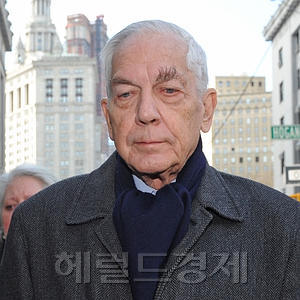 앤서니 마셜/‘애스터 가문’의 후계자 \r\n100세 노모의 유산을 가로챘다가 아들에게 소송당했던 백만장자에 대한 소송전이 5년만에 막을 내렸다.