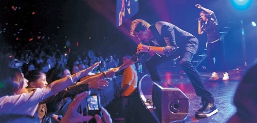 Big Time Rush member James Maslow (front) greets fans during the group’s sold-out show at the Gibson Amphitheatre at Universal
Studios Hollywood in Universal City, California on Feb. 18. (MCT)
