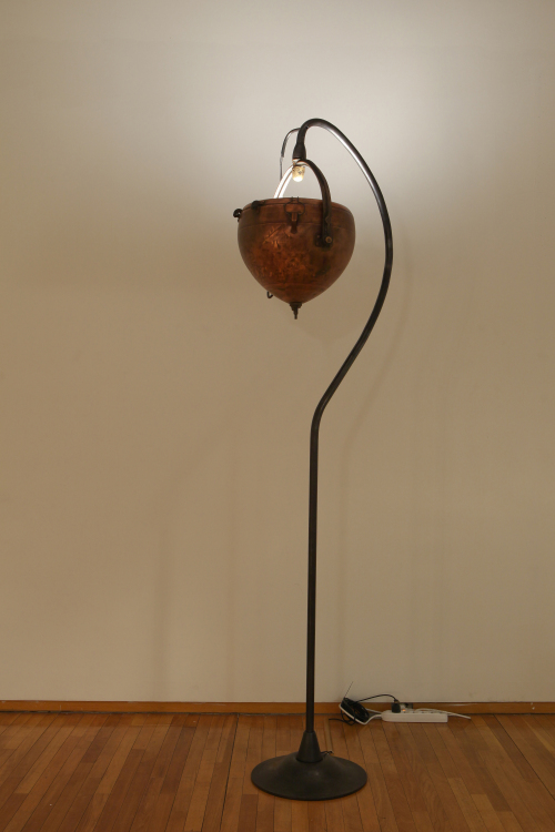 배상필/조명작가
1920년대 G.E사 선박구조 조명을 floor lamp 로 개조