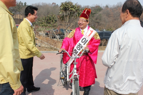 공식 선거운동 첫날인 29일 사모관대 차림을 하고 선거유세에 나선 이정현 후보의 모습.  [사진=이정현 후보 홈페이지]