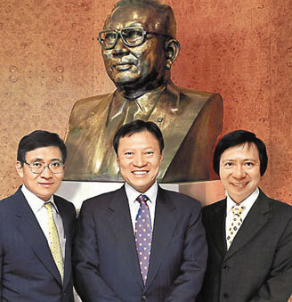 비리 혐의로 긴급 조사를 받게 된 신훙지 그룹의 궈빙장(오른쪽)  회장과 궈빙롄(왼쪽) 사장이 큰형인 궈빙샹 전 회장과 한 행사에서 나란히 찍은 사진.