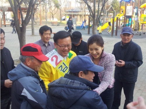 김부겸 민주당 후보가 대구 수성에서 자신의 딸인 탤런트 윤세인씨와 함께 지역 주민들에게 한 표를 호소하고 있다.  [사진=김부겸 후보 선거사무실]