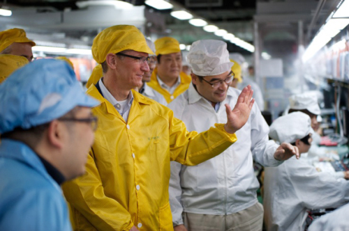 <YONHAP PHOTO-0181> In this March 28, 2012 photo provided by Apple, Inc., Apple CEO Tim Cook, center, visits the iPhone production line at the newly-built manufacturing facility Foxconn Zhengzhou Technology Park, which employs 120,000 people. A report released Thursday, March 29, by the Washington-based Fair Labor Association says Hon Hai Precision Industry Co., the Taiwanese company that runs Apple's factories in mainland China, has committed to reducing weekly work time to the legal Chinese maximum of 49 hours. (AP Photo/Apple)/2012-03-30 05:52:04/ <저작권자 ⓒ 1980-2012 ㈜연합뉴스. 무단 전재 재배포 금지.>
Apple CEO Tim Cook (second from left) visits the manufacturing facility Foxconn Zhengzhou Technology Park on Thursday.  AP-Yonhap News
Apple CEO Tim Cook (second from left) visits the manufacturing facility Foxconn Zhengzhou Technology Park on Thursday.  AP-Yonhap News