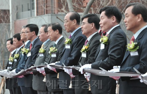 롯데제주리조트는 30일 제주 중문 서귀포, 명품 별장 '아트빌라스'그랜드오픈식을 가졌다. 이 별장들은 국내외 건축거장 5인의 각기 다른 형상의 건축물로 롯데호텔이 운영을 맡아 휴식형 명품리조트로 자리잡게 된다. 아트빌라스의 분양가는 평수에 따라 13억에서 29억이며 일반인 이용가능 1박기준 260만원에서 450만원으로 책정되있다. 사진 우로부터 박창규 롯데건설대표이사,채정병 롯데그룹 정책본부지원실장,김재봉 서귀포시장,노신영 롯데그룹 총괄고문,김형선제주도 행정부지사,김대성 제주일보회장,위성곤 제주도의회행정위원장,현승탁제주상공회의소장,임원홍 색달마을회장,이승훈롯데스카이cc대표이사.<br />정희조 기자/checho@heraldm.com 120330\r\n롯데제주리조트는 30일 제주 중문 서귀포, 명품 별장 '아트빌라스'그랜드오픈식을 가졌다. 이 별장들은 국내외 건축거장 5인의 각기 다른 형상의 건축물로 롯데호텔이 운영을 맡아 휴식형 명품리조트로 자리잡게 된다. 아트빌라스의 분양가는 평수에 따라 13억에서 29억이며 일반인 이용가능 1박기준 260만원에서 450만원으로 책정되있다. 사진 우로부터 박창규 롯데건설대표이사,채정병 롯데그룹 정책본부지원실장,김재봉 서귀포시장,노신영 롯데그룹 총괄고문,김형선제주도 행정부지사,김대성 제주일보회장,위성곤 제주도의회행정위원장,현승탁제주상공회의소장,임원홍 색달마을회장,이승훈롯데스카이cc대표이사.\n정희조 기자/checho@heraldm.com 120330