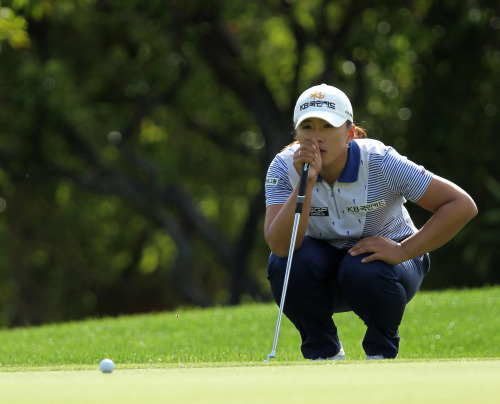 <YONHAP PHOTO-0836> RANCHO MIRAGE, CA - MARCH 29: Amy Yang of South Korea lines up a putt on the 15th hole during the first round of the Kraft Nabisco Championship at Mission Hills Country Club on March 29, 2012 in Rancho Mirage, California. Stephen Dunn/Getty Images/AFP== FOR NEWSPAPERS, INTERNET, TELCOS & TELEVISION USE ONLY ==../2012-03-30 11:50:47/ <저작권자 ⓒ 1980-2012 ㈜연합뉴스. 무단 전재 재배포 금지.>
Amy Yang hits from the 18th tee during the first round of the Kraft Nabisco Championship golf tournament in Rancho Mirage, California, Thursday.  AP-Yonhap News