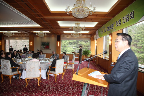 POSCO CEO Chung Joon-yang speaks during a lunch meeting with a group of multicultural families and the underprivileged as part of events to mark the steelmaker’s 44th anniversary at the company’s headquarters in Pohang, North Gyeongsang Province, on Friday. POSCO