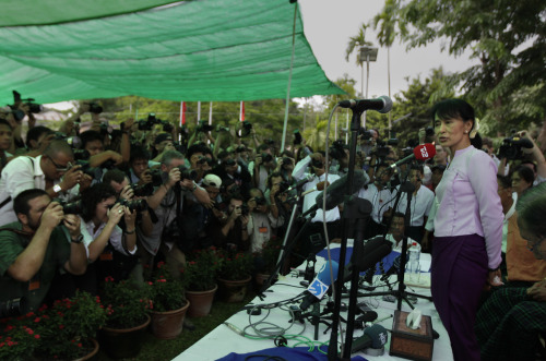 <YONHAP PHOTO-0979> Myanmar's pro-democracy leader Aung San Suu Kyi speaks to journalists during a press conference at her house in Yangon, Myanmar, Friday, March 30, 2012. Suu Kyi said Friday that Myanmar's weekend elections will be neither free nor fair because of widespread irregularities, but vowed to press forward with her candidacy for the sake of the country. (AP Photo/Altaf Qadri)/2012-03-30 14:08:39/ <저작권자 ⓒ 1980-2012 ㈜연합뉴스. 무단 전재 재배포 금지.>
Myanmar opposition leader Aung San Suu Kyi talks to reporters during a press conference at her lakeside residence in Yangon, Myanmar, Friday. (Related story on Page 4)     AP-Yonhap News