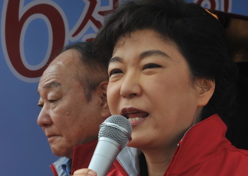 30일 오전 제주도 제주시 노형로타리에서 열린 새누리당 합동연설회에서 박근혜 위원장이 연설을 하고 있다.국회사진기자단
