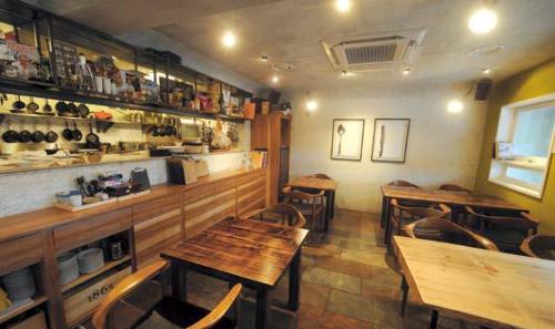 Located near picturesque Yangjae Stream, Cuisson82 channels a
chic bistro vibe with rustic wooden tables, stone floors and an
open kitchen. (Lee Sang-sub/The Korea Herald)