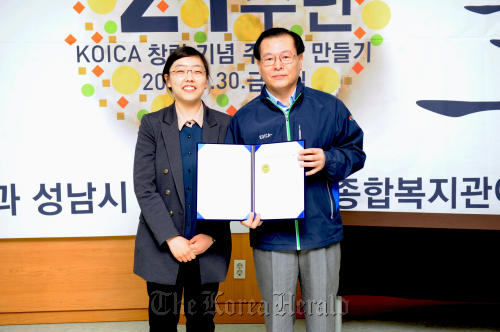 Hwang Yae-ji poses for a picture with Korea International Cooperation Agency President Park Dae-won after being the first to receive a level 3 ODA Expert Certificate, in Seongnam, Gyeonggi Province, Friday.  KOICA