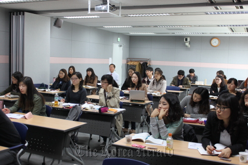 Students listen to a lecture on official development assistance and its importance at the Korea International Cooperation Agency’s International Development Education Academy in Seongnam, Gyeonggi Province, Saturday.   KOICA