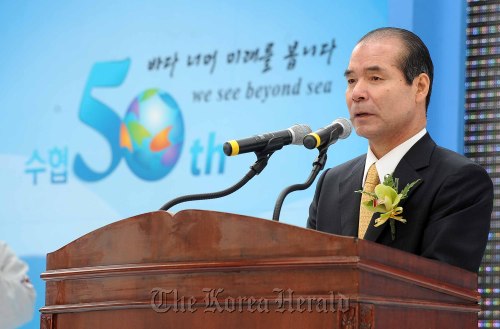 31일 오전 서울 송파구 신천동에 위치한 수협중앙회 본사 앞마당에서 이종구 수협중앙회회장, 전국수협회원조합관계자등이 참석한 가운데 창립 50주년을 맞아 특산 수산물대축제가 열렸다. 이종구회장이 인사말을 하고 있다.<br />이상섭 기자. babtong@heraldm.com 2012.03.31
NFFC chief Lee Jong-koo makes opening remarks at a fisheries festival held in celebration of the NFFC’s 50th anniversary on Saturday at the federation’s headquarters in southeastern Seoul.   Lee Sang-sub/The Korea Herald