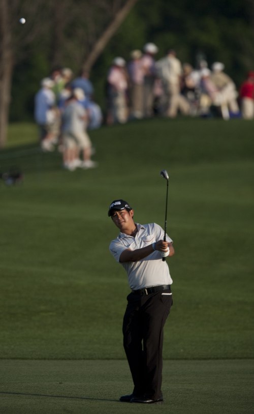 존 허(John Huh/골퍼/미국)
<YONHAP PHOTO-0300> John Huh hits toward the eighteenth hole green during the third round of the Houston Open golf tournament on Saturday, March 31, 2012, in Humble, Texas. (AP Photo/Eric Kayne)/2012-04-01 10:17:55/ <저작권자 ⓒ 1980-2012 ㈜연합뉴스. 무단 전재 재배포 금지.>
Korea’s John Huh plays a shot on the 18th hole on Saturday. AP-Yonhap News