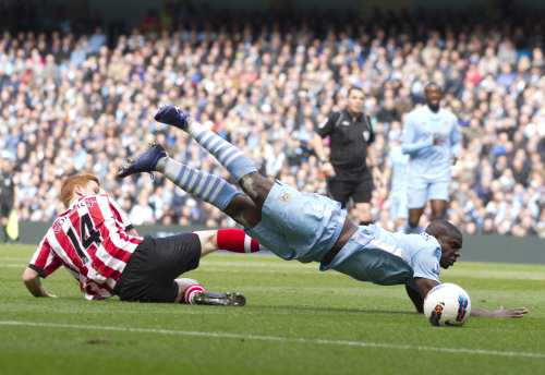 <YONHAP PHOTO-0190> Manchester City's Micah Richards, right, falls after a challenge by Sunderland's Jack Colback during their English Premier League soccer match at The Etihad Stadium, Manchester, England, Saturday, March 31, 2012. (AP Photo/Jon Super)/2012-04-01 07:55:11/ <저작권자 ⓒ 1980-2012 ㈜연합뉴스. 무단 전재 재배포 금지.>
Manchester City’s Micah Richards (right) is challenged by Sunderland’s Jack Colback on Saturday.  AP-Yonhap News