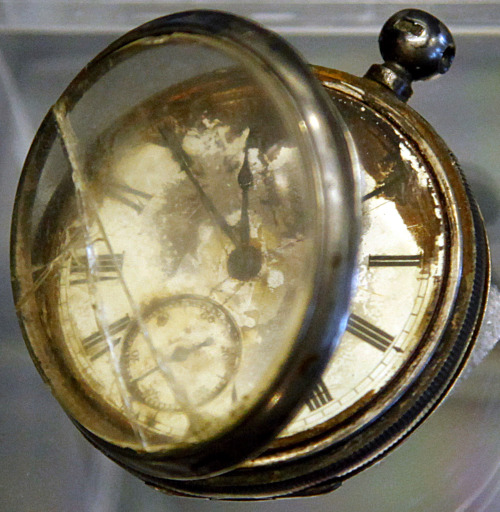 <YONHAP PHOTO-0100> FILE - This Thursday, Jan. 5, 2012 file photo shows a pocket watch found in the belongings of a third class passenger named William Henry Allen, found in the Titanic wreckage, among a sampling of Titanic artifacts on preview for auction in New York. April 15, 2012 is the 100th anniversary of the sinking of the Titanic, just five days after it left Southampton on its maiden voyage to New York. (AP Photo/Bebeto Matthews, File)/2012-04-01 06:02:54/ <저작권자 ⓒ 1980-2012 ㈜연합뉴스. 무단 전재 재배포 금지.>
A pocket watch found in the belongings of a third class passenger named William Henry Allen is among a sampling of Titanic artifacts on preview for auction in New York.  AP-Yonhap News